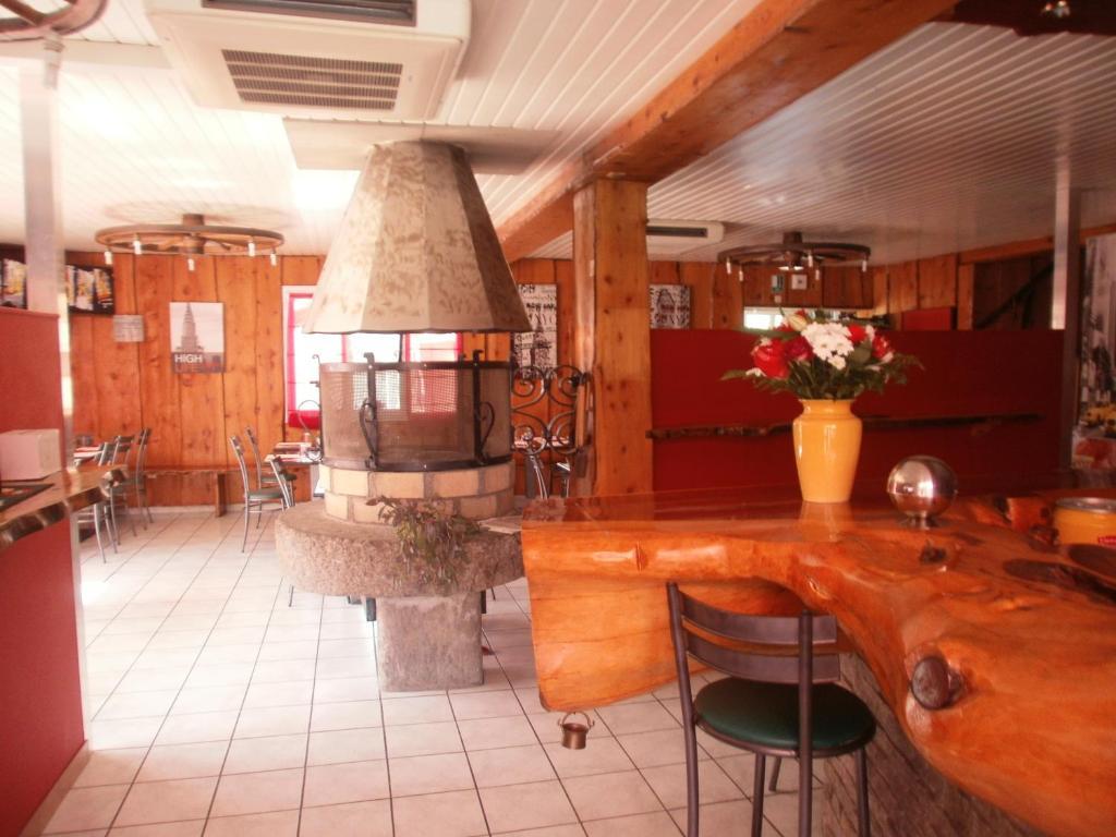Hotel Restaurant Lancheton Saint-Julien-Mont-Denis Exterior photo