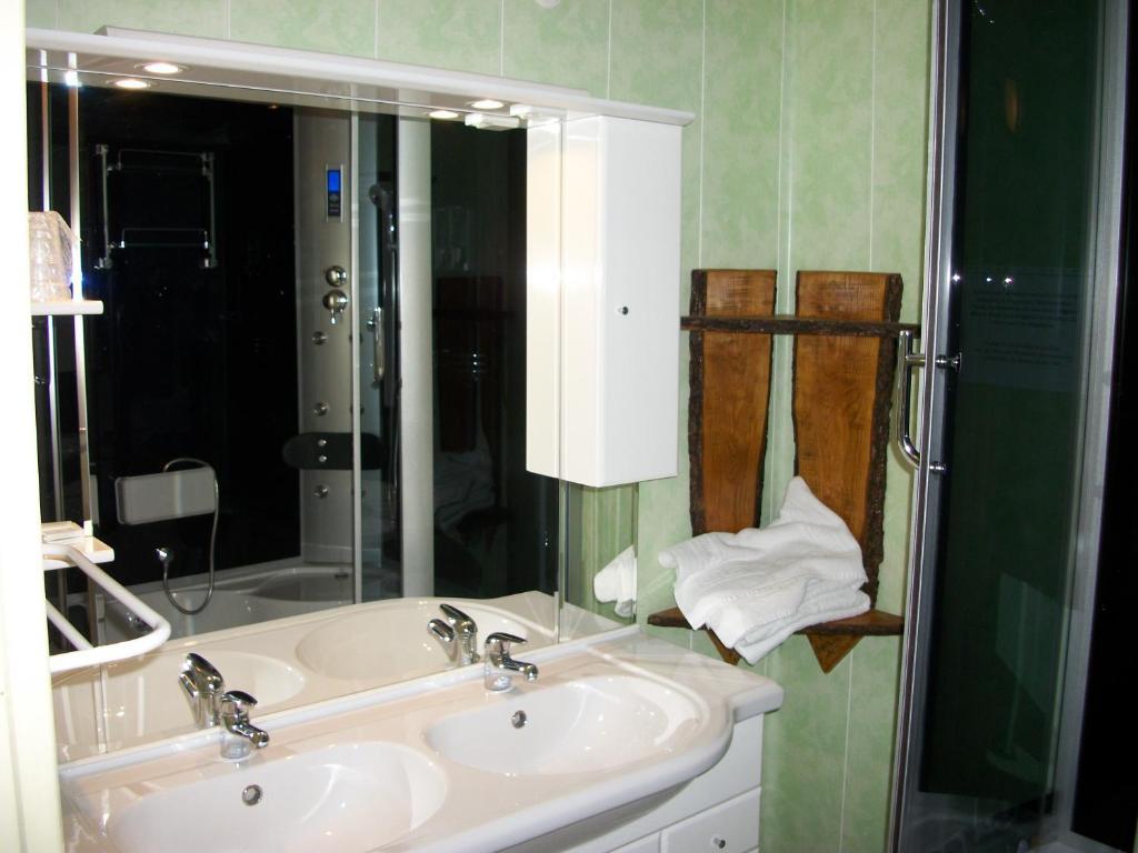 Hotel Restaurant Lancheton Saint-Julien-Mont-Denis Room photo
